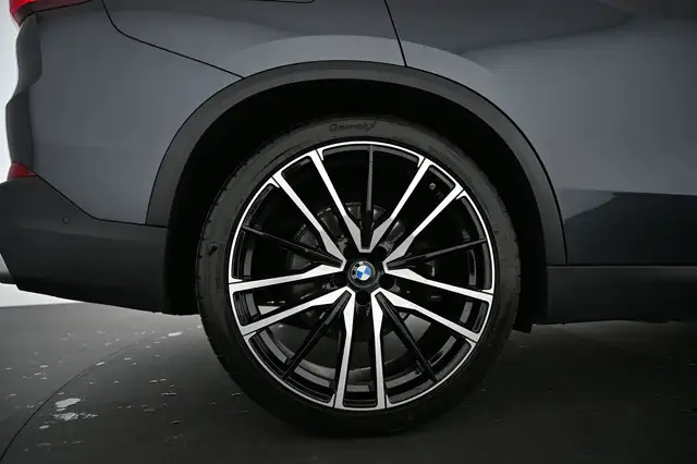 BMW X5 view 16