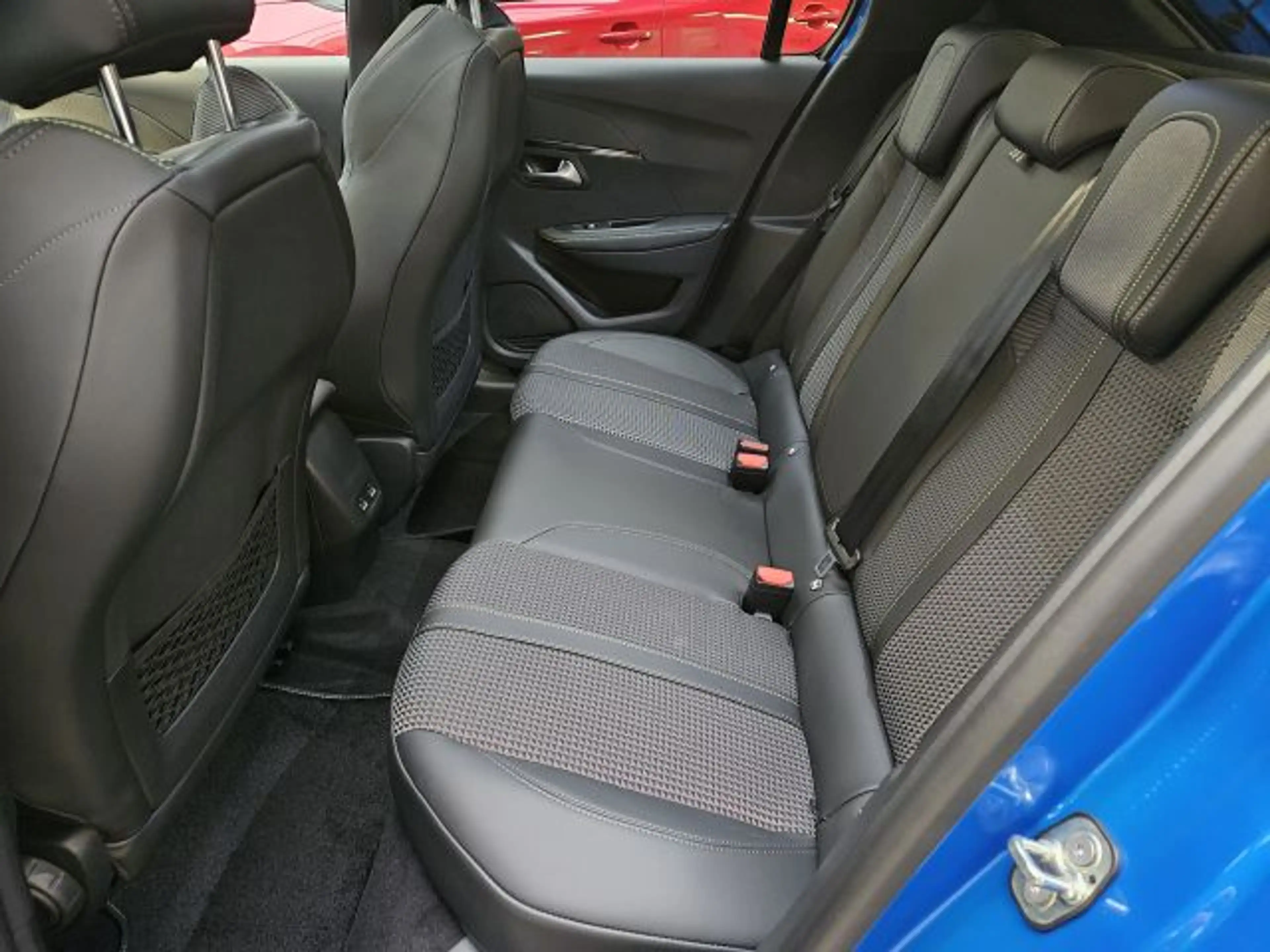 Peugeot 208 Elektromotor 136 GT+ — photo 12