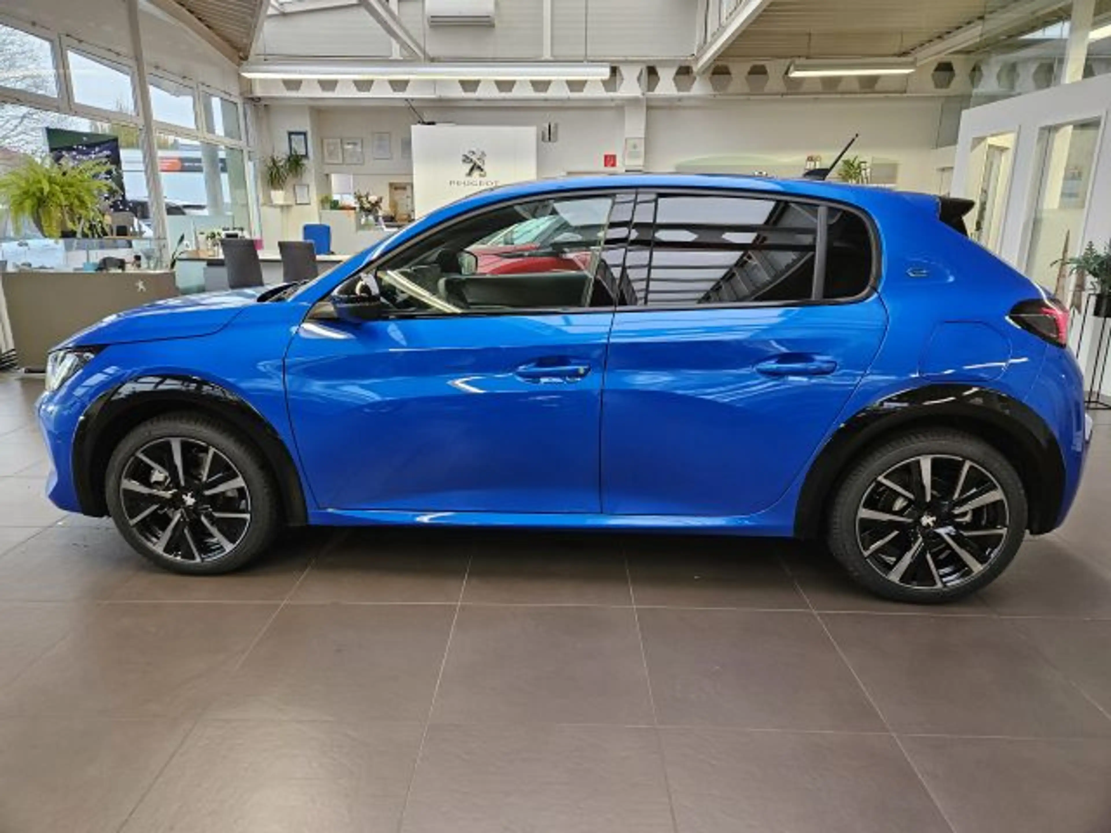 Peugeot 208 Elektromotor 136 GT+ — photo 5