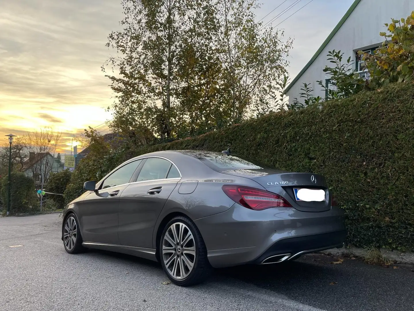 Mercedes-Benz CLA 180 Grau - 2