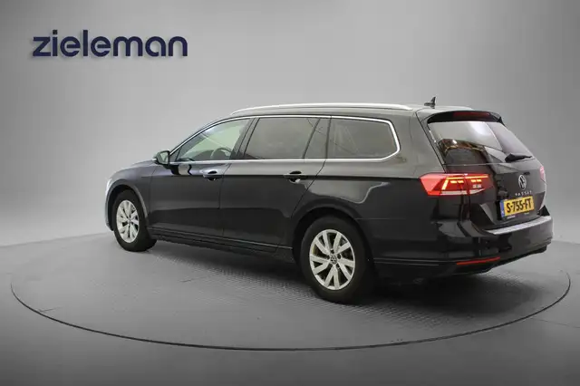 Volkswagen Passat view 3