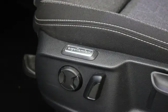 Volkswagen Passat view 11