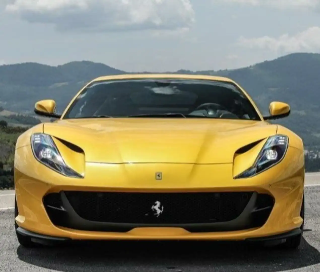 Ferrari 812 Superfast Amarillo - 1