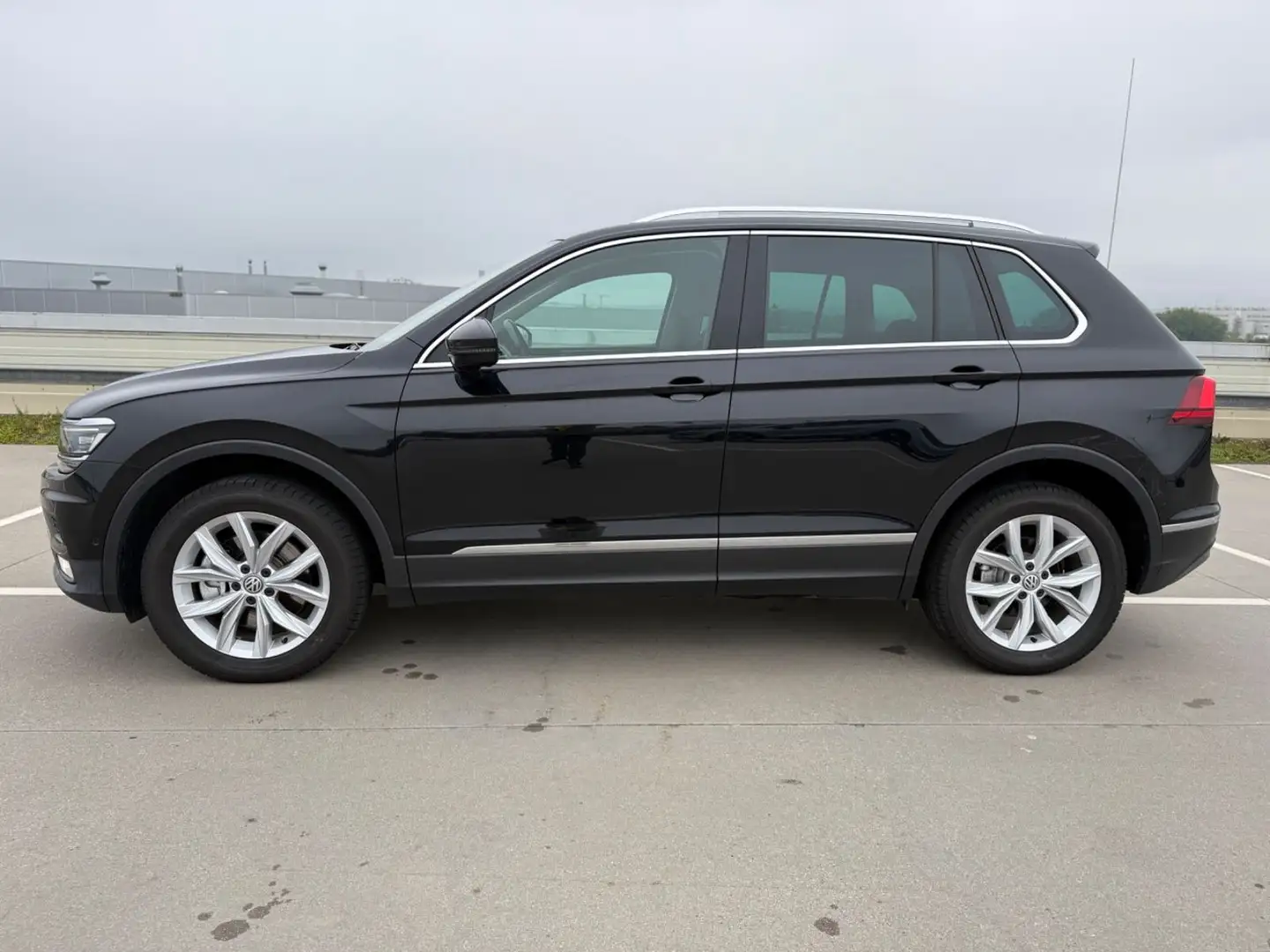 Volkswagen Tiguan 2.0 TDI DSG*HIGH*4M*ACC*AHK*LED*NAVI* Gris - 2