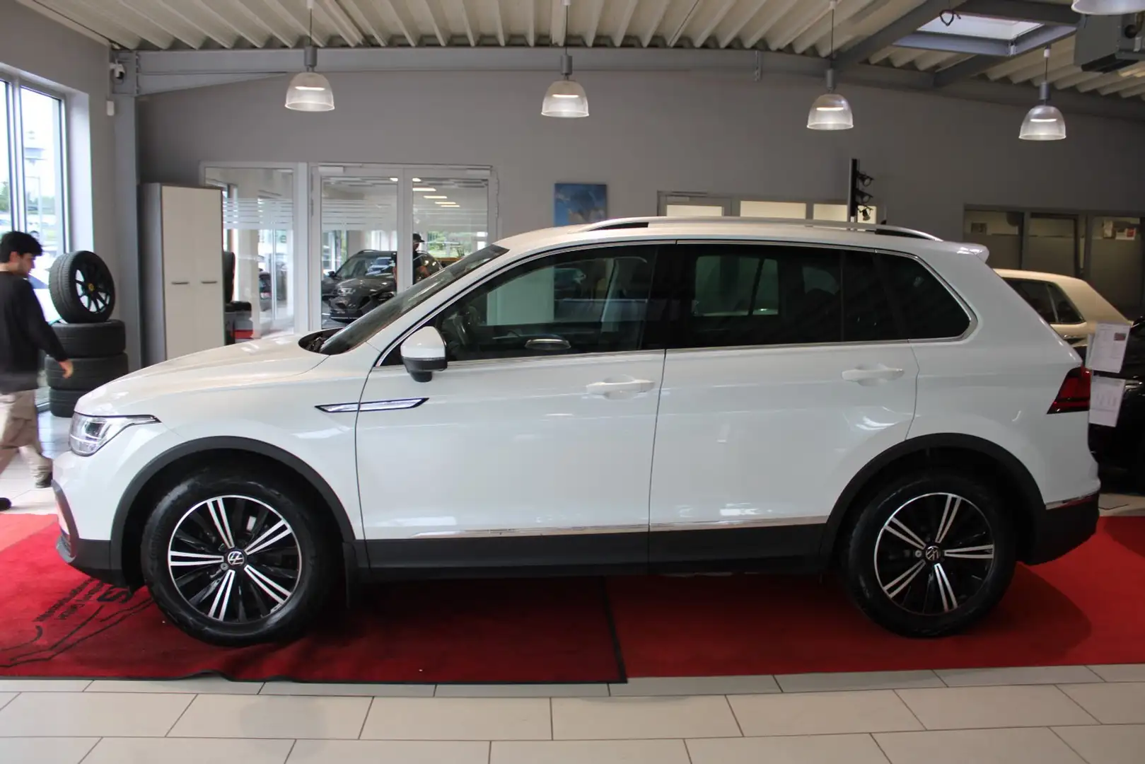 Volkswagen Tiguan 1.5 TSI Life *ACC/KAMERA/STANDHEIZ.* Alb - 2