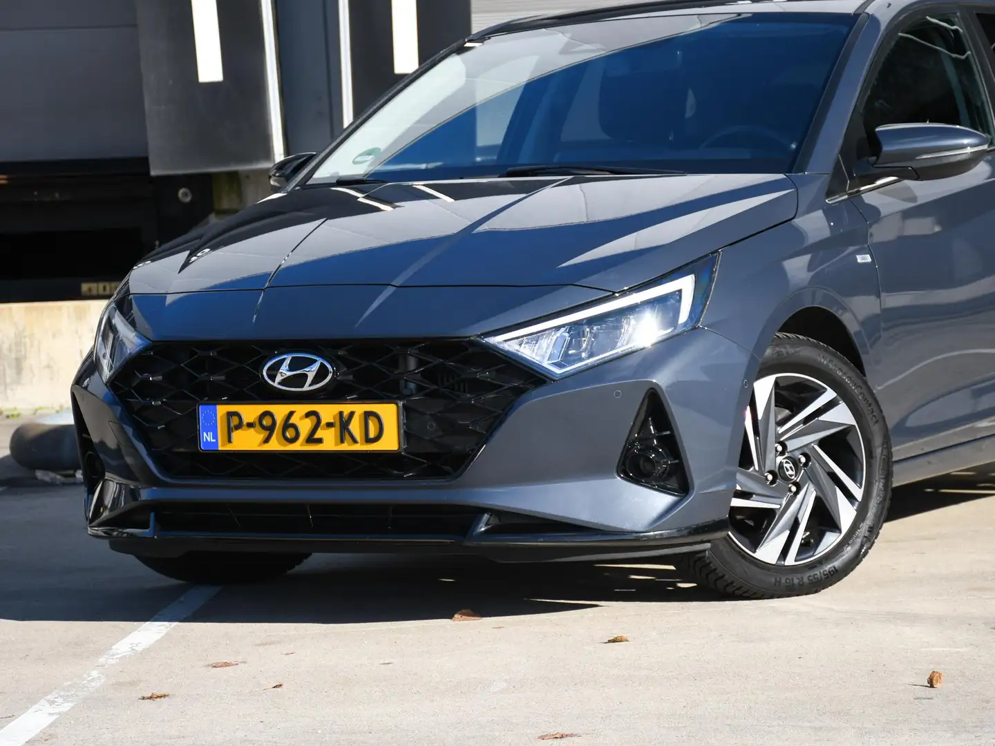 Hyundai i20 Premium 1.0 T-GDI 100pk DODE HOEK | STOEL + STUURV Gris - 2