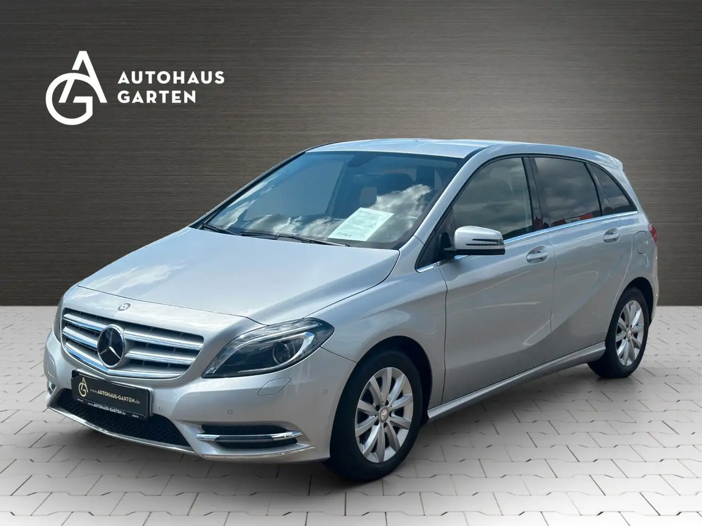 Mercedes-Benz B 200 Automatik 1.Hand/Xenon/Kamera/SHZ/AHK/PDC Silber - 1
