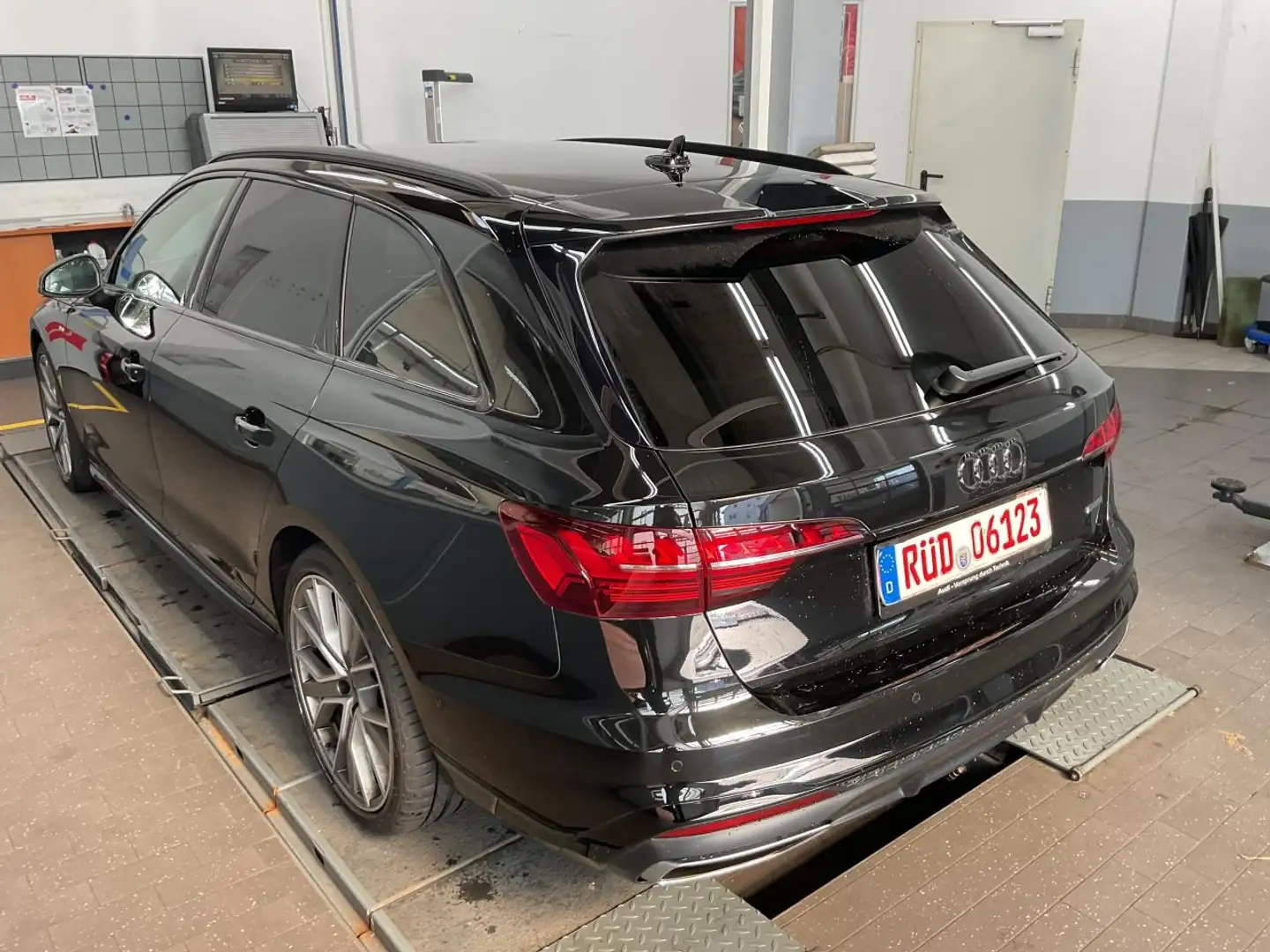 Audi A4 Avant 40 TDI quattro S line Matrix 360 Kamera Schwarz - 2