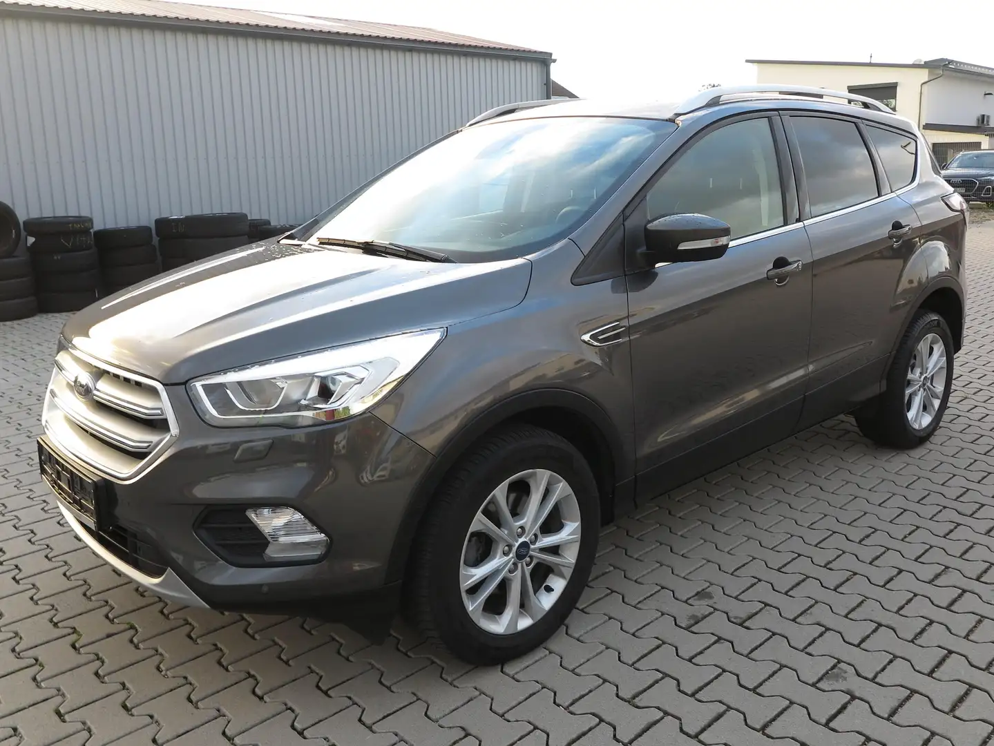 Ford Kuga Titanium Grau - 1