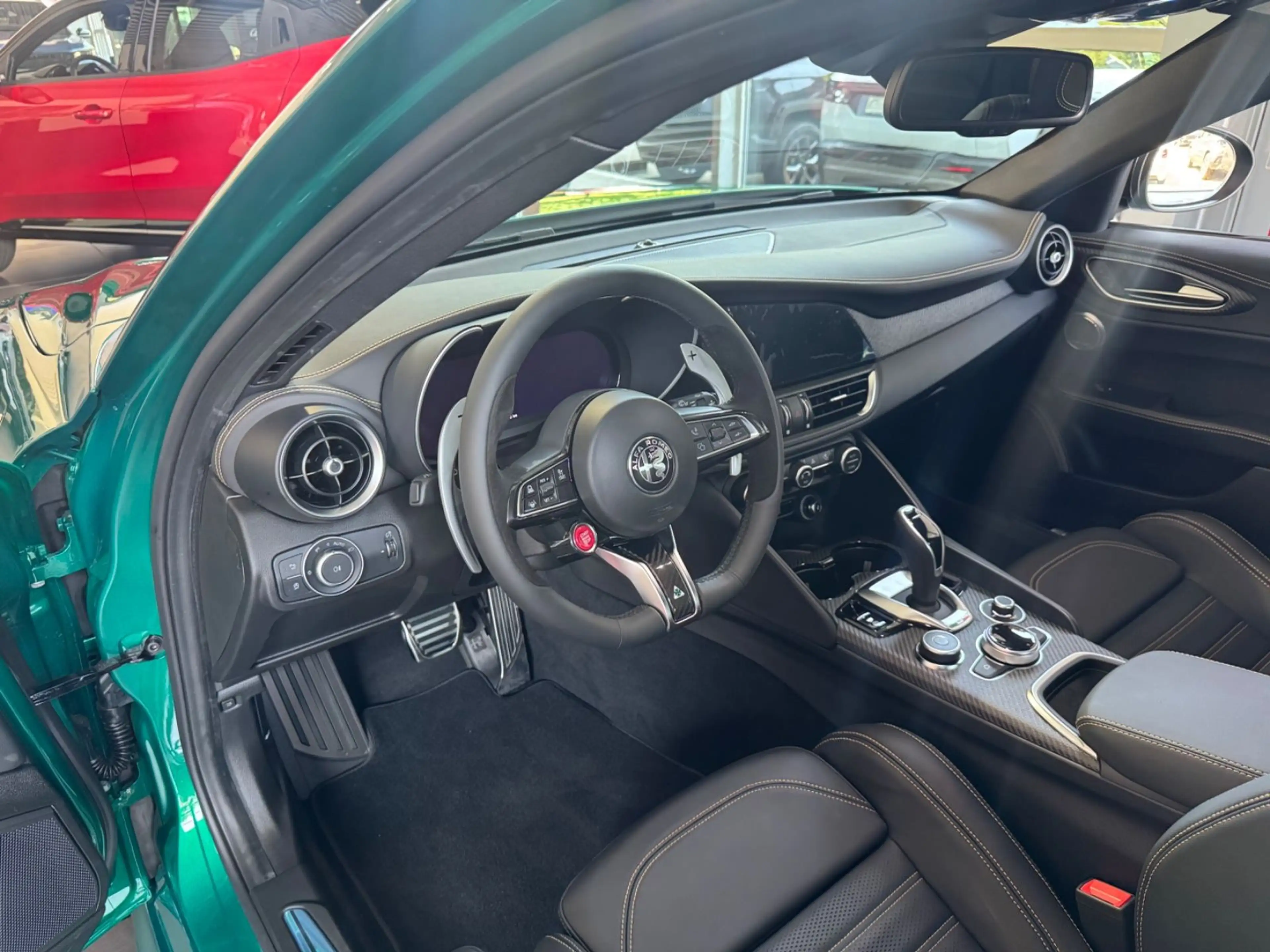 Alfa Romeo Giulia Quadrifoglio Oro — photo 12