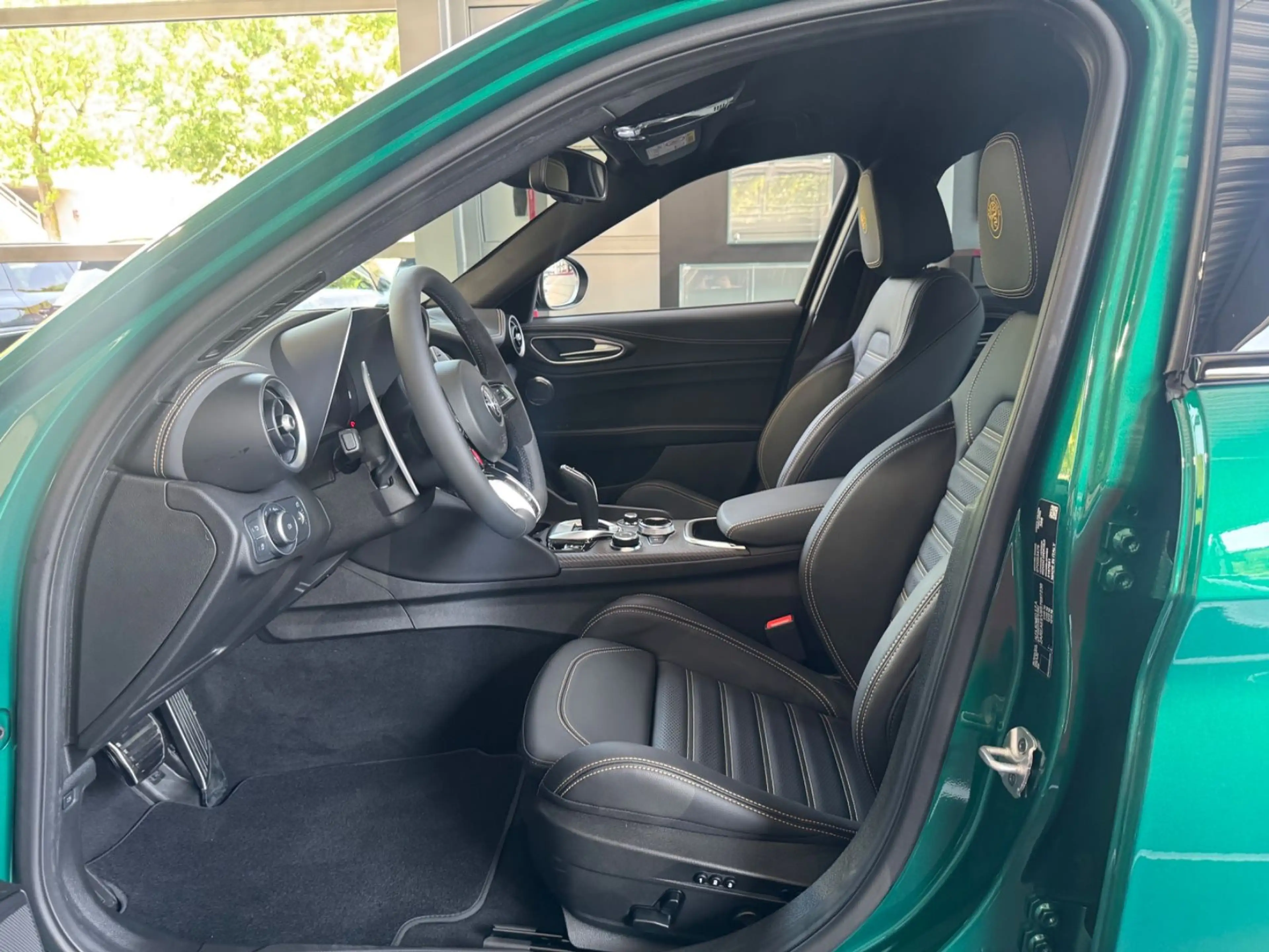 Alfa Romeo Giulia Quadrifoglio Oro — photo 11