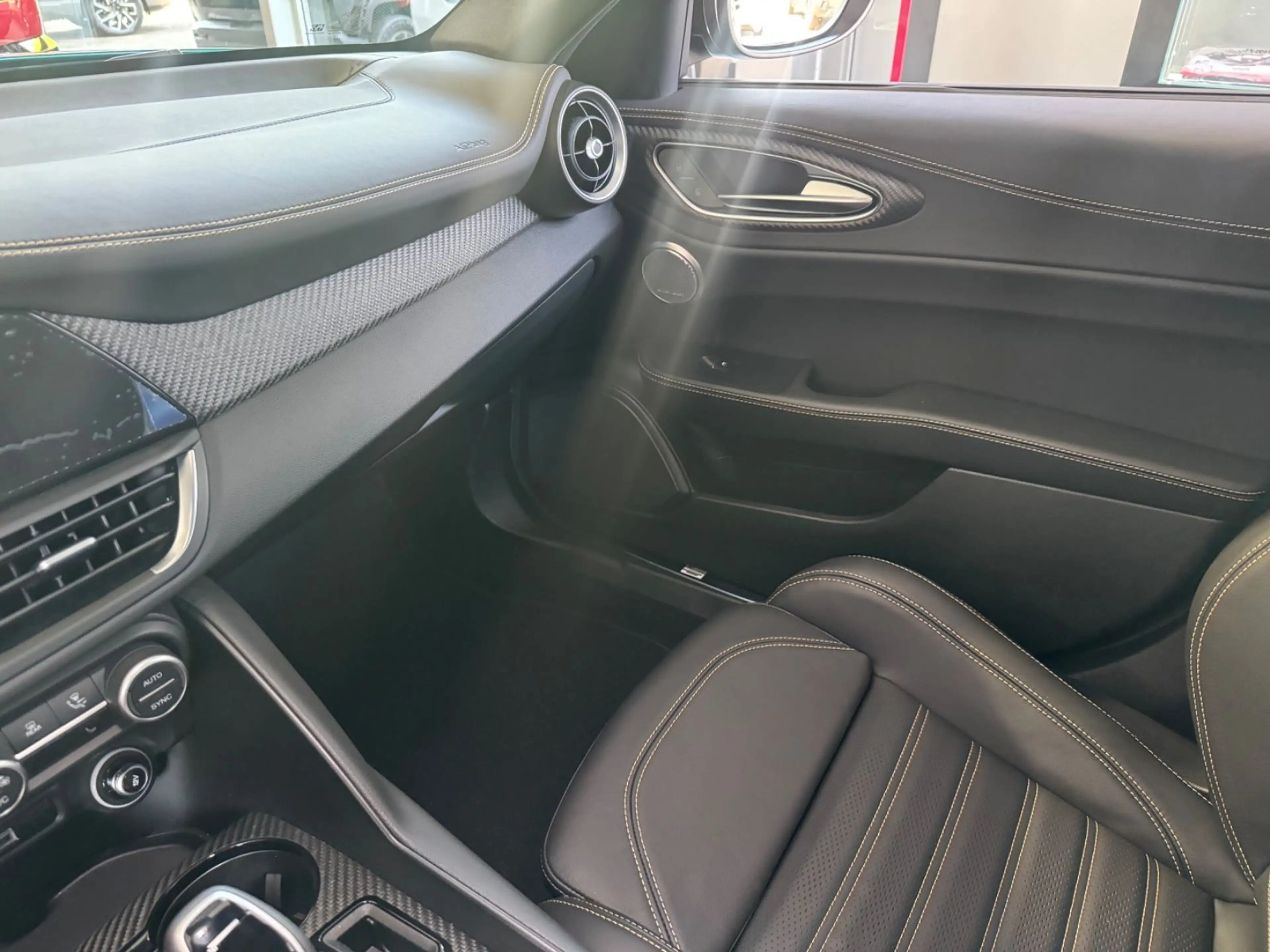 Alfa Romeo Giulia Quadrifoglio Oro — photo 14