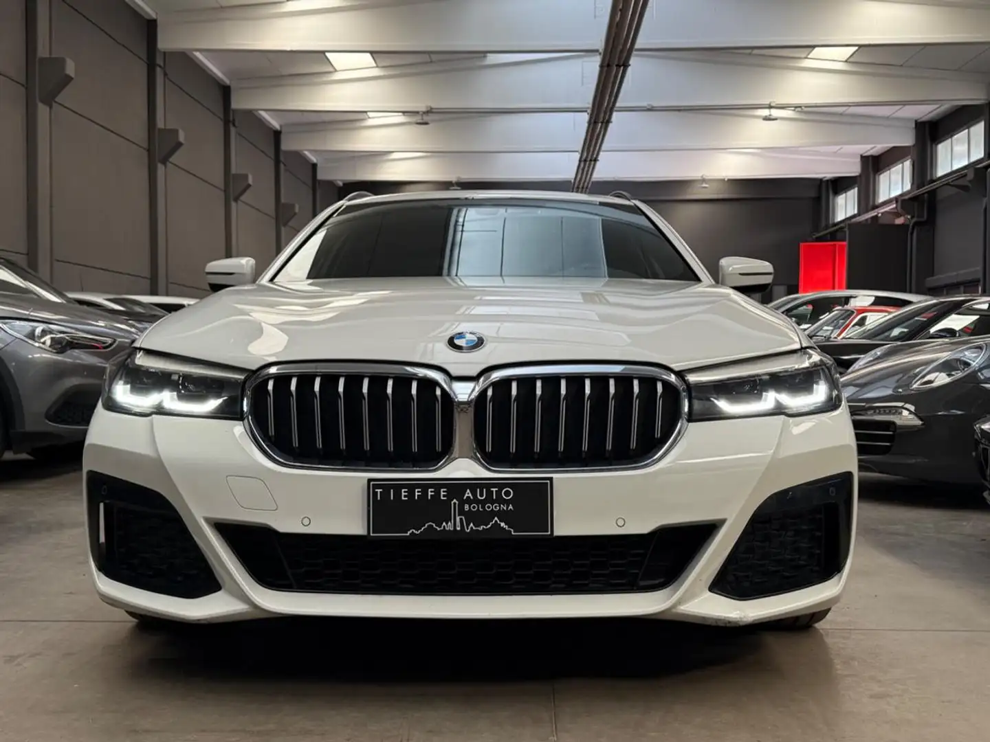 BMW 520 d 48V xDrive Touring Msport Beyaz - 2
