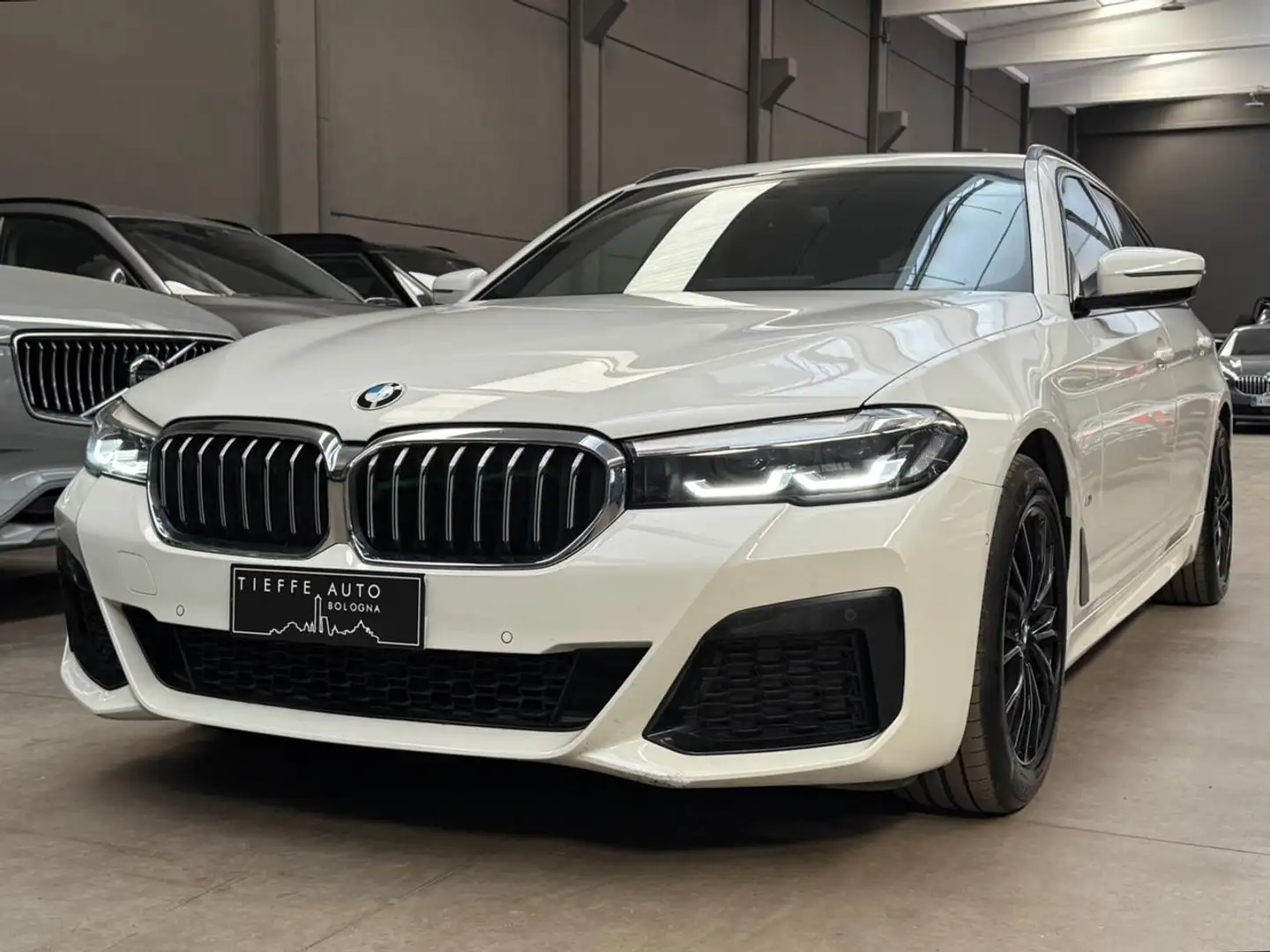 BMW 520 d 48V xDrive Touring Msport Beyaz - 1