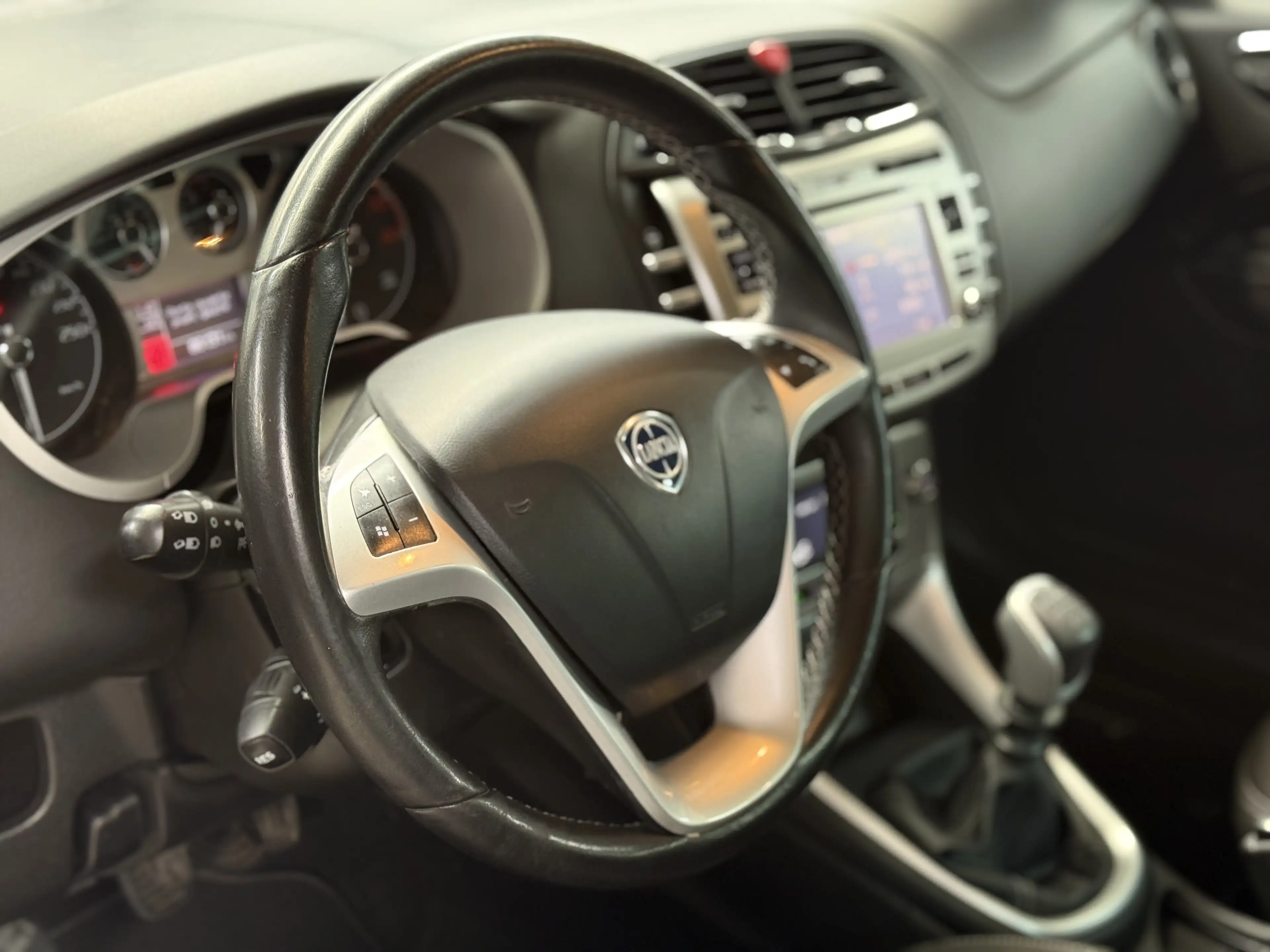 Lancia Delta 1.4 i TurboJet * GPS * CLIM AUTO * RADAR AV/AR * — photo 7