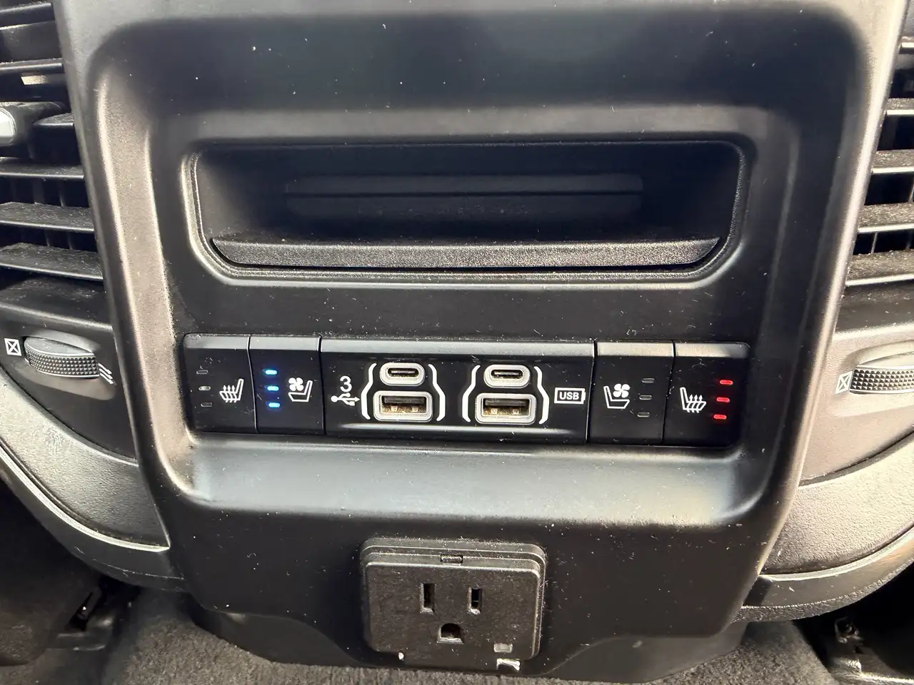 RAM 1500 снимка RAM 1500
