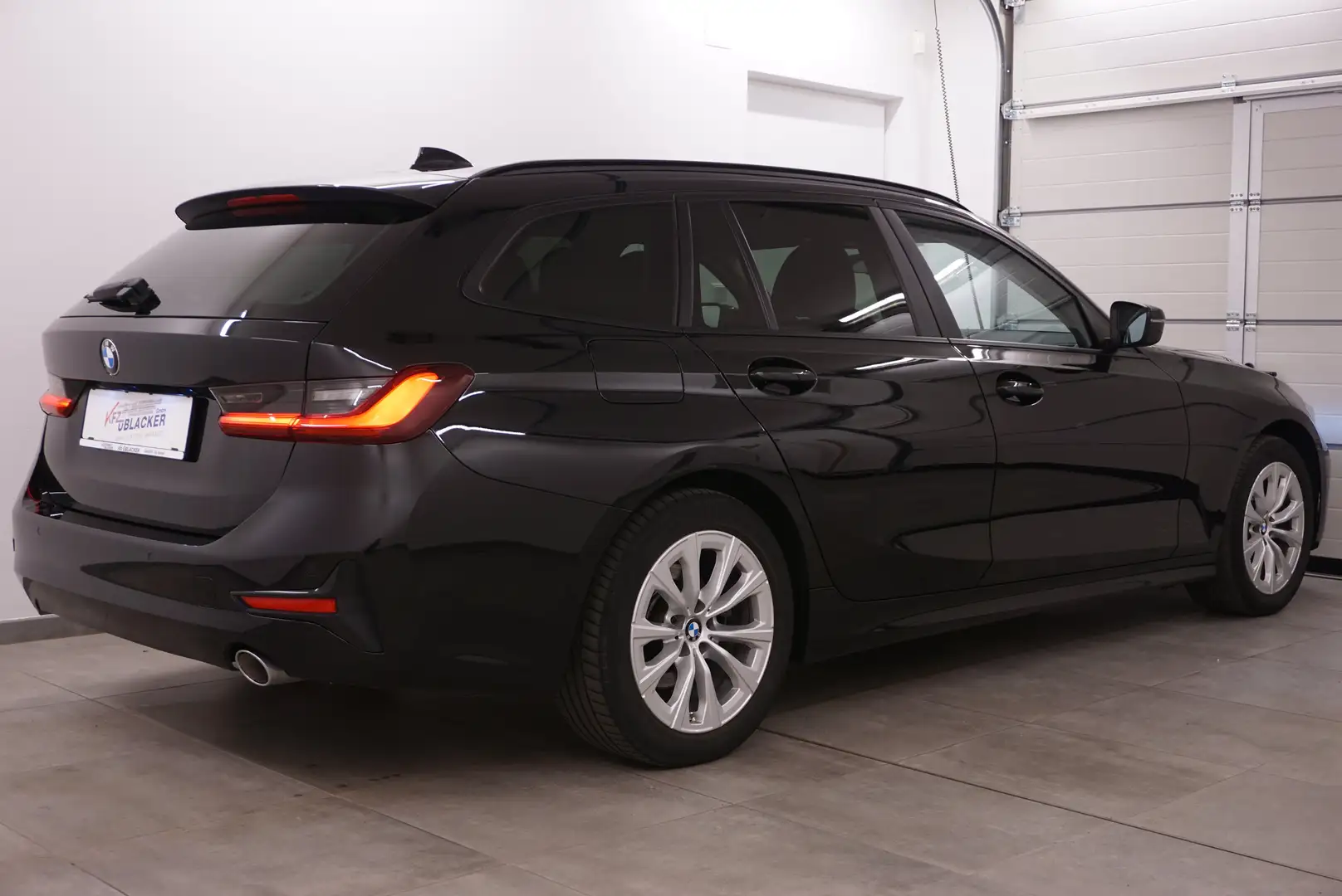 BMW 318 d Advantage // Ambiente-Beleuchtung // Schwarz - 2