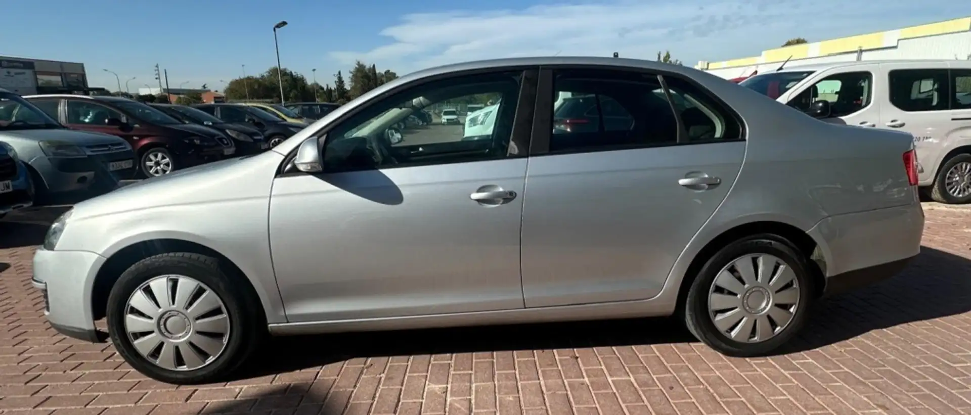 Volkswagen Jetta 1.6 Trendline Gri - 2