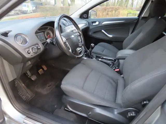 Ford Mondeo view 7