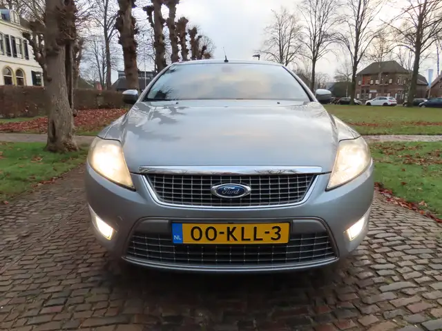 Ford Mondeo view 3