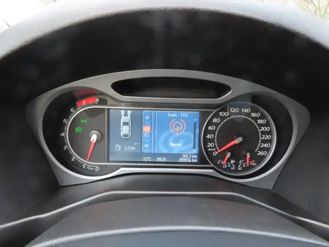 Ford Mondeo view 10