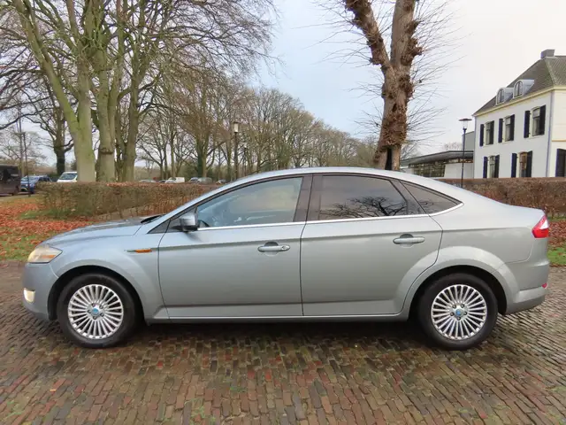 Ford Mondeo view 2