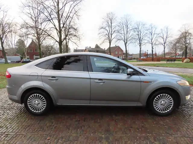 Ford Mondeo view 4