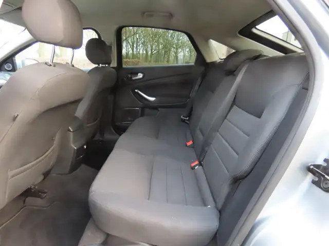 Ford Mondeo view 9