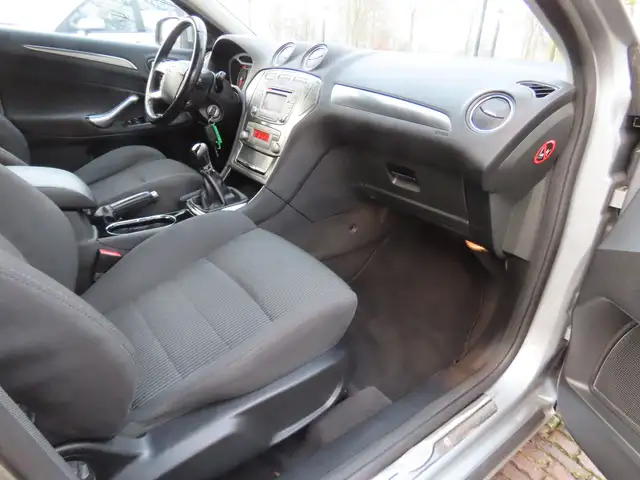 Ford Mondeo view 8