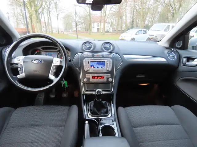 Ford Mondeo view 14