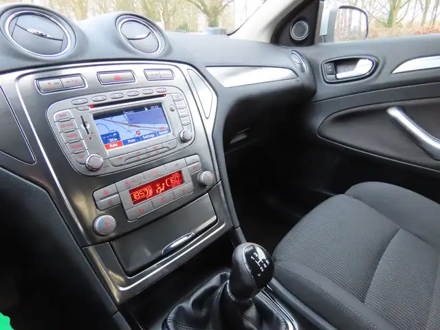 Ford Mondeo view 13