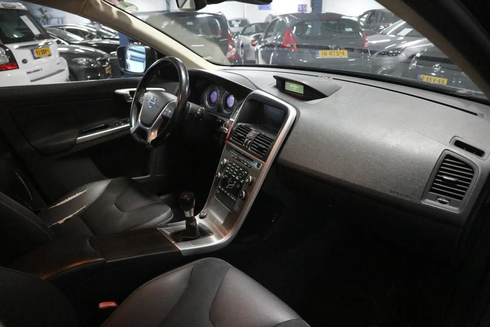 Volvo XC60 2.4 D5 AWD Kinetic / APK 2026 Zwart - 2