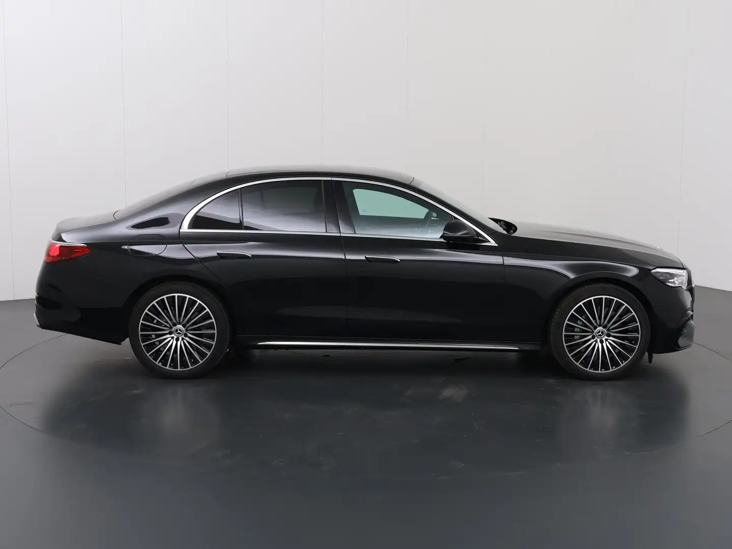 Mercedes-Benz E 300 e AMG Line | Bruin interieur | Memory stoelen | Zw Zwart - 1