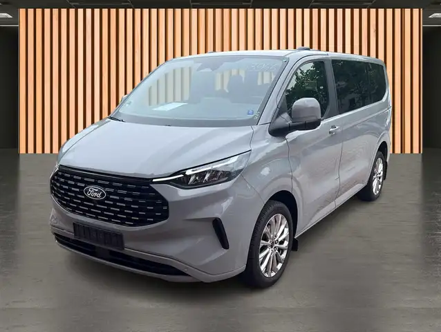 Ford Tourneo Custom view 2