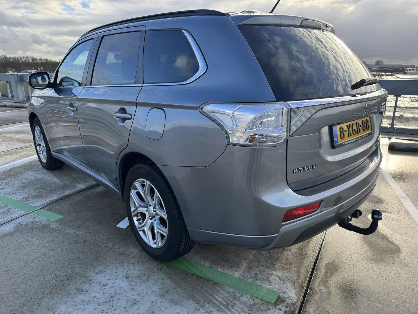 Mitsubishi Outlander 2.0 4WD Plug-In Hybrid - 1