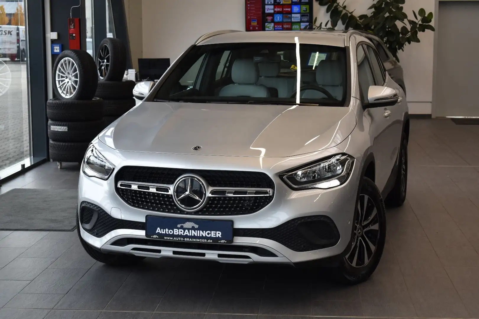 Mercedes-Benz GLA 200 d Style 8G-DCT Navi3D~Teilleder~RFKamera Silber - 1