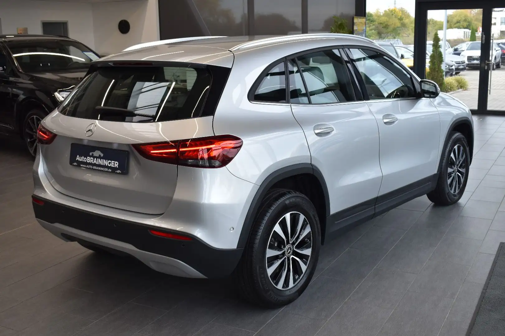 Mercedes-Benz GLA 200 d Style 8G-DCT Navi3D~Teilleder~RFKamera Silber - 2