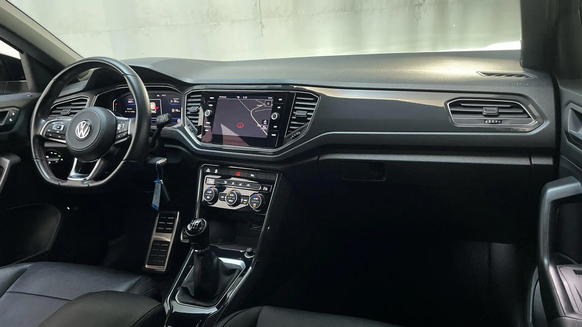 Volkswagen T-Roc 1.0 TSI 116pk Sport LED Leder Camera Virtual Cockp Grijs - 2