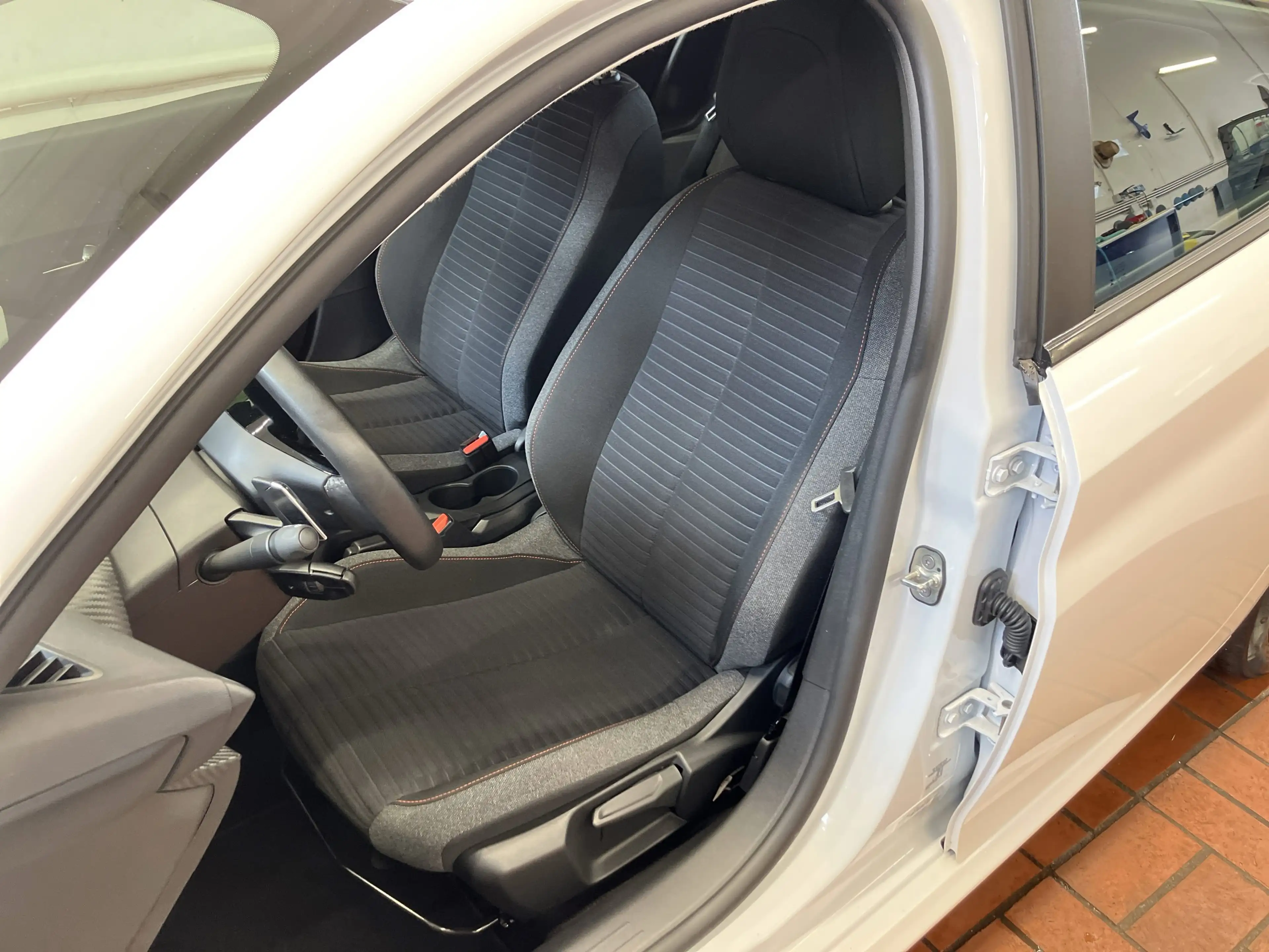 Peugeot 208 1.2 PureTech 100 Active Pack Navi+SHZ+PDC — photo 8