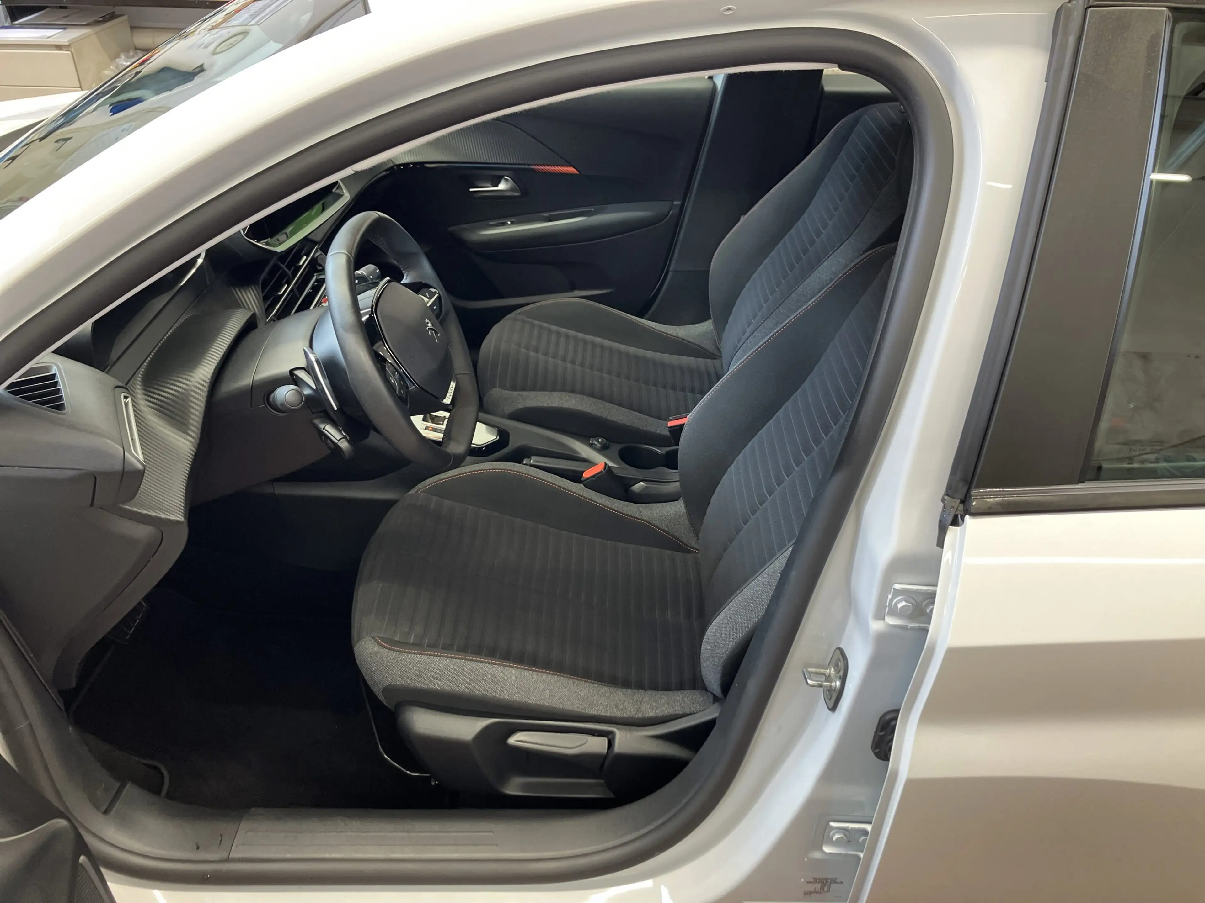 Peugeot 208 1.2 PureTech 100 Active Pack Navi+SHZ+PDC — photo 7