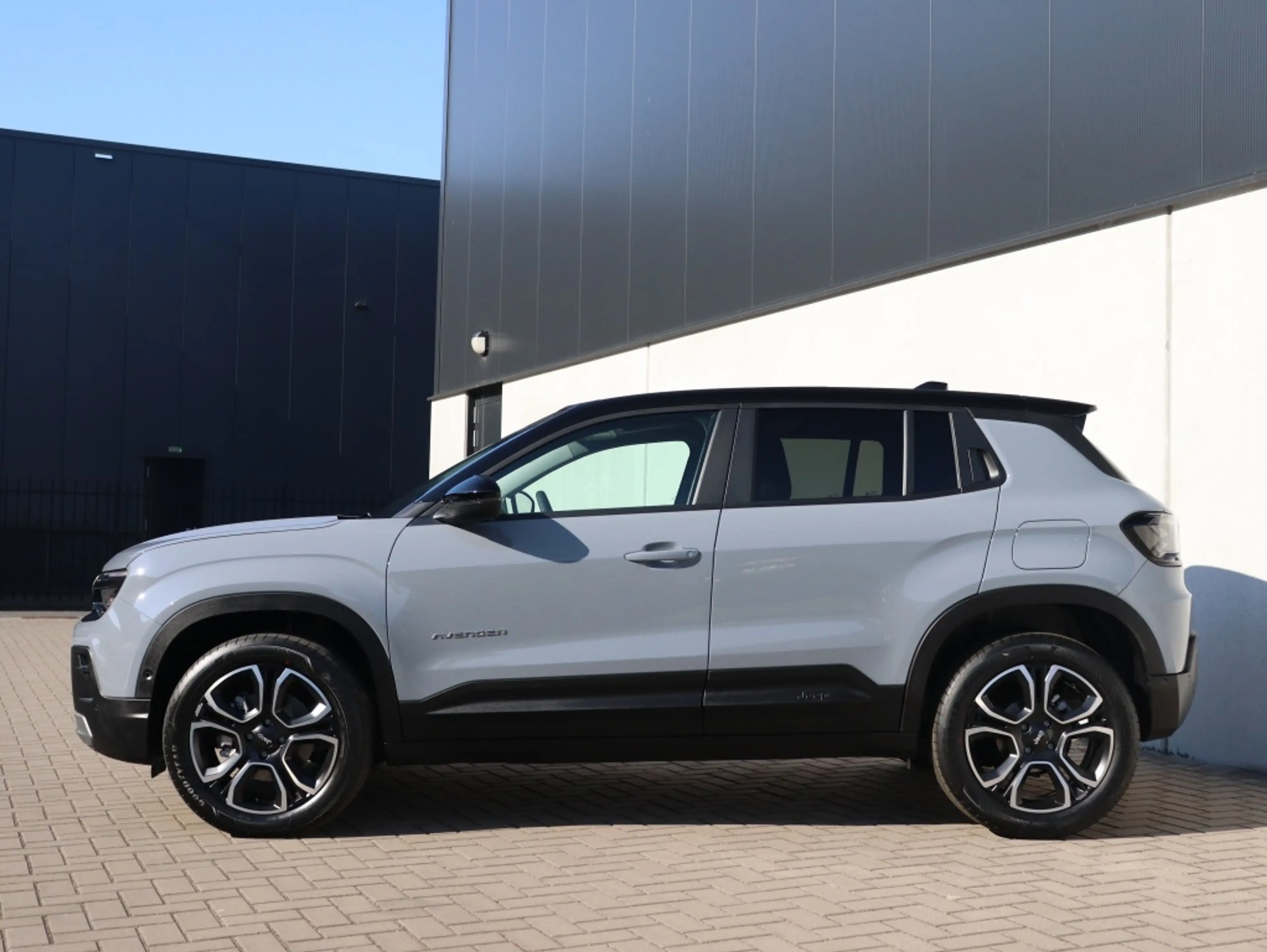 Jeep Avenger 1.2 e-Hybrid Summit | Navi | JBL | Camera | Winter — photo 4