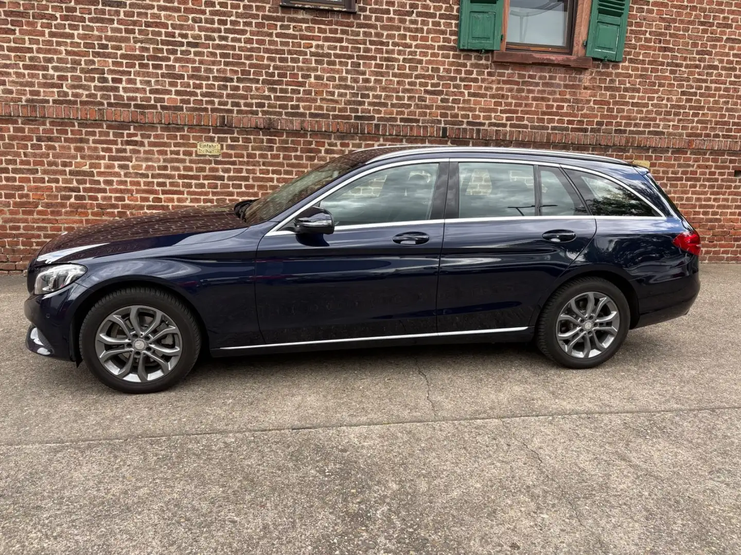 Mercedes-Benz C 180 T CGI Avantgarde Business+ im Bestzustand Синій - 2