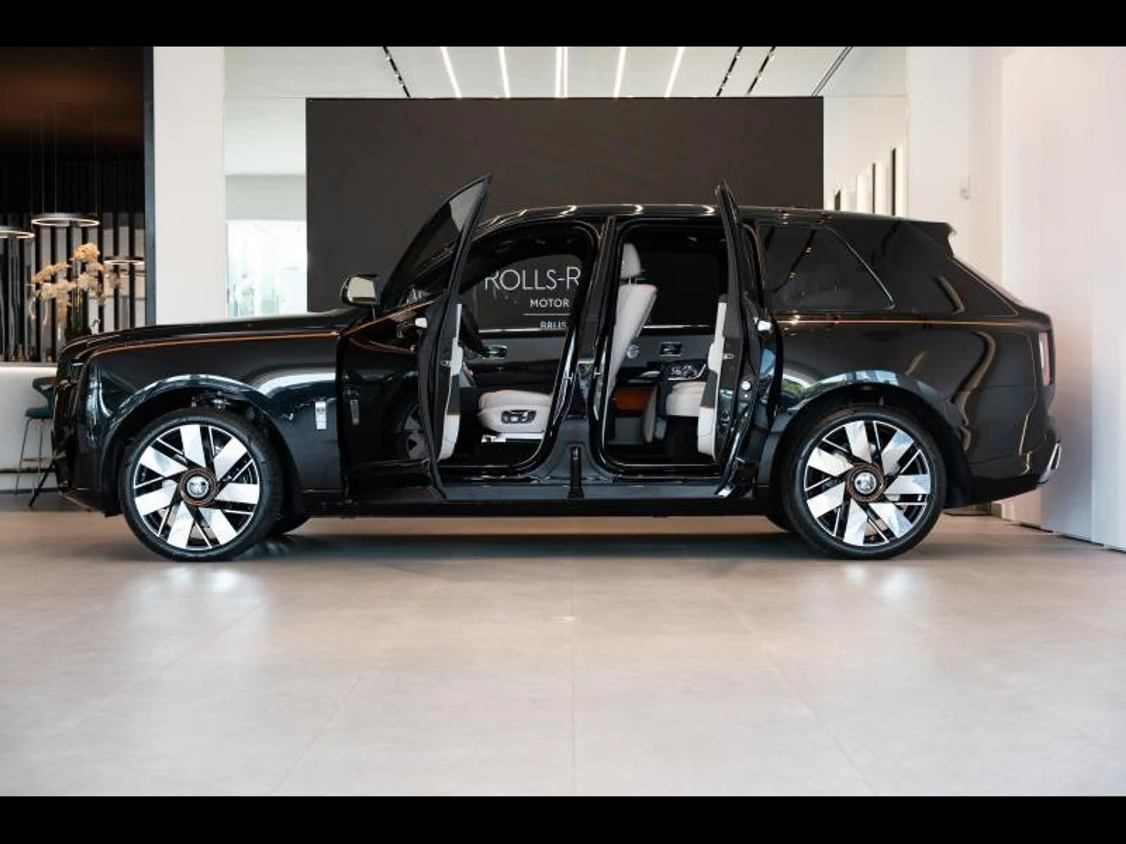 Rolls-Royce Cullinan — photo 11