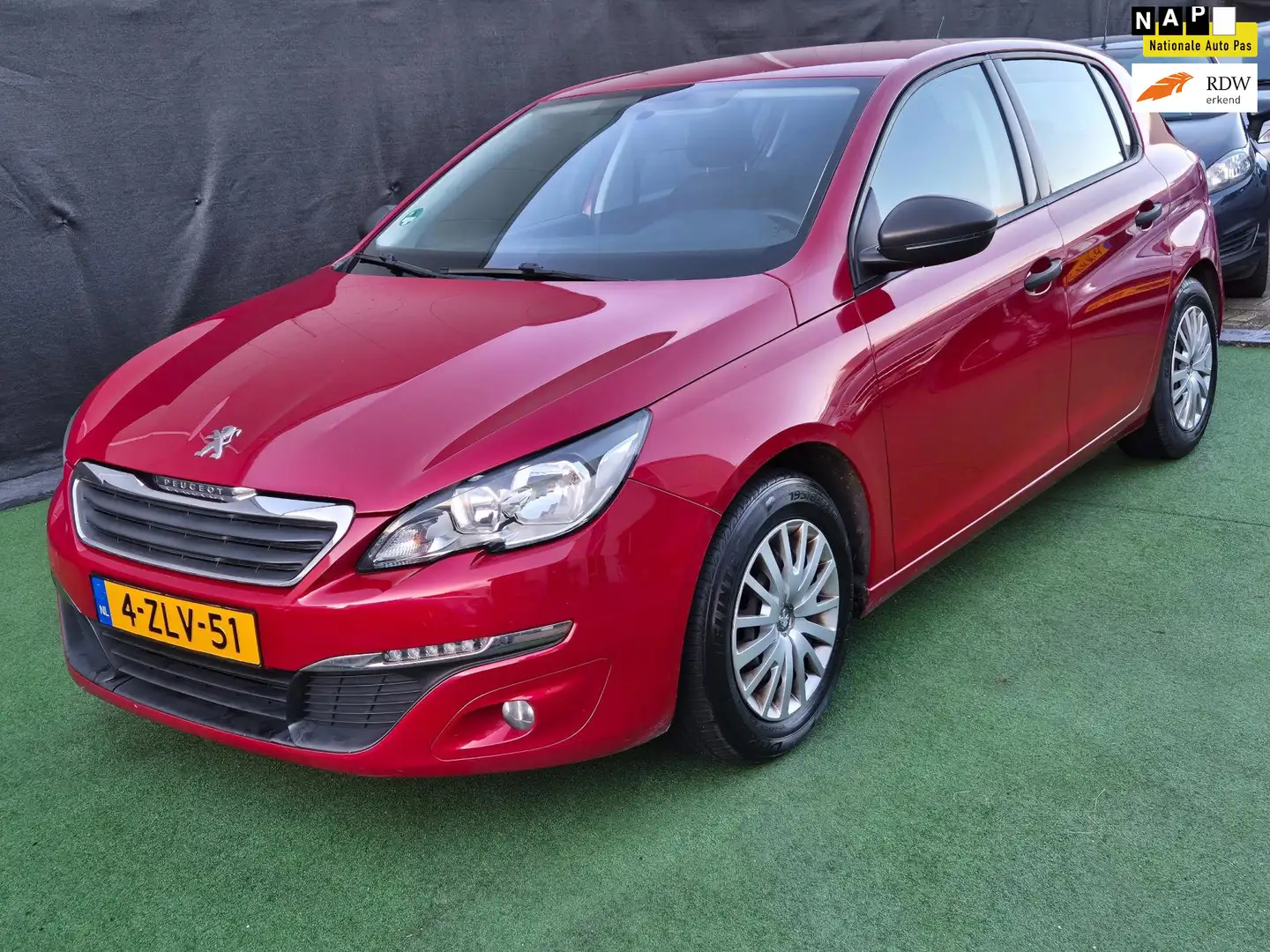 Peugeot 308 1.2 PureTech Access NAP! Rood - 1