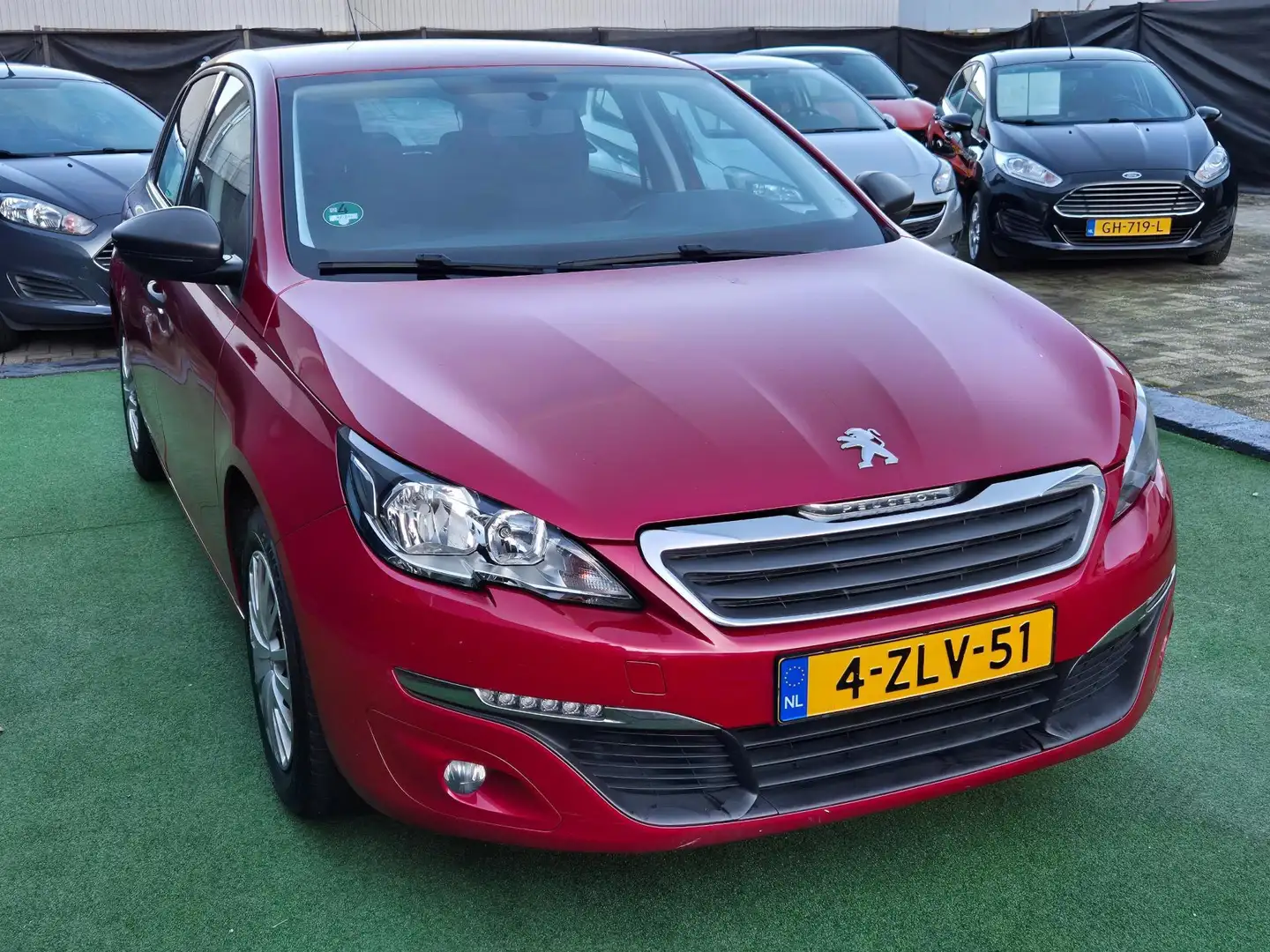 Peugeot 308 1.2 PureTech Access NAP! Rood - 2