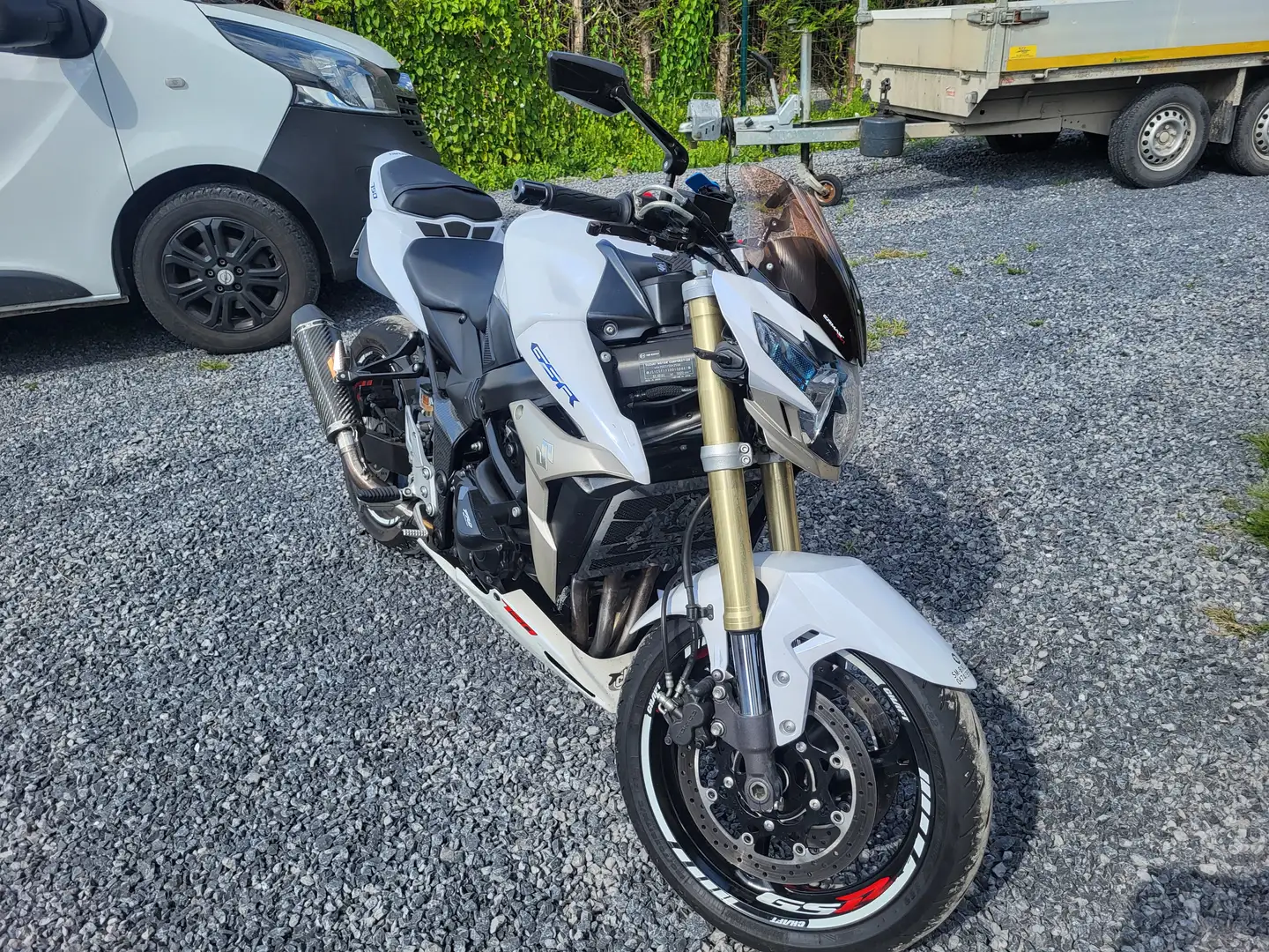 Suzuki GSR 750 Alb - 2