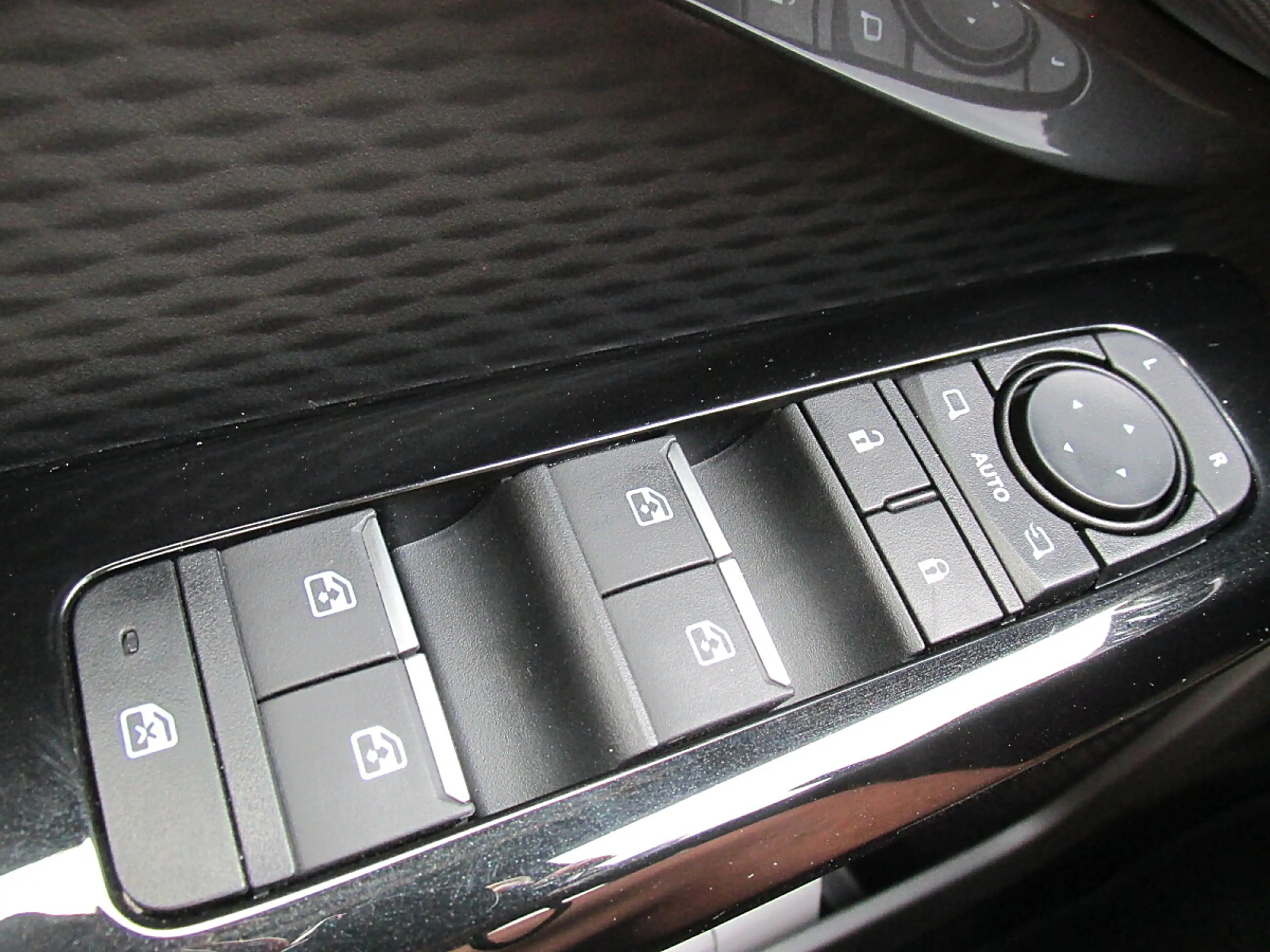 Suzuki Vitara eVitara 61kWh GL+ Allgrip-e Shine — photo 13