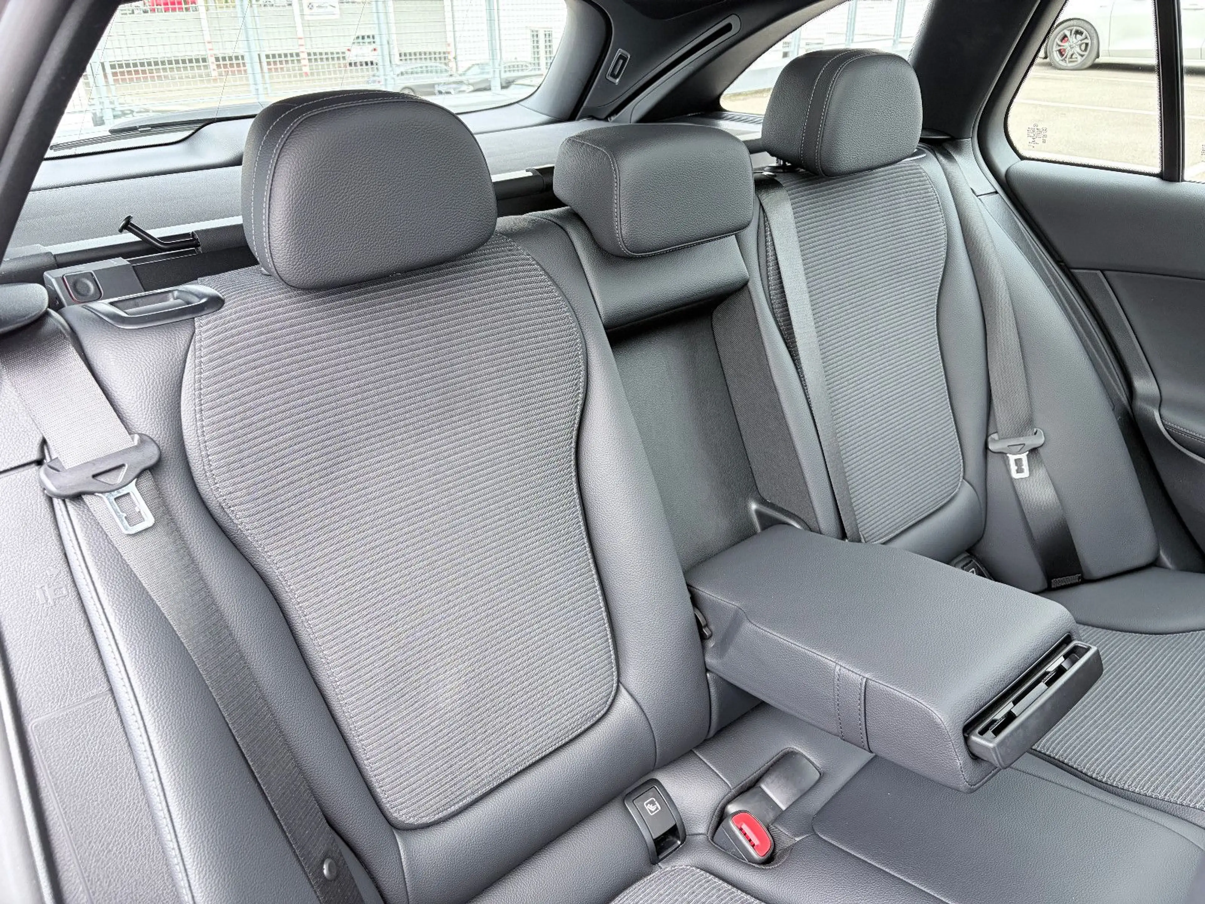 Mercedes-Benz C 200 T d 9G PANO/AHK/18"AMG/DISTRONIC/KAMERA — photo 12