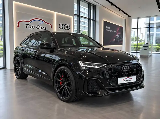 Audi Q8 view 7