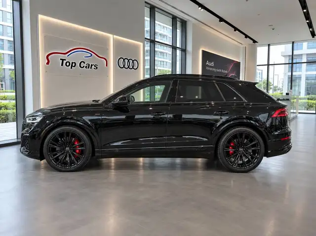 Audi Q8 view 3